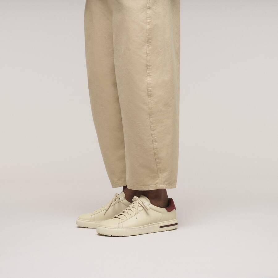 Bend Low Natural Leather - Eggshell/Zinfandel